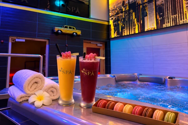 Espace spa privatif avec boissons et accompagnement gourmand