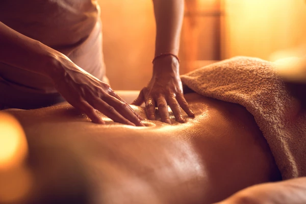 Le massage su&eacute;dois allie fermet&eacute; et douceur