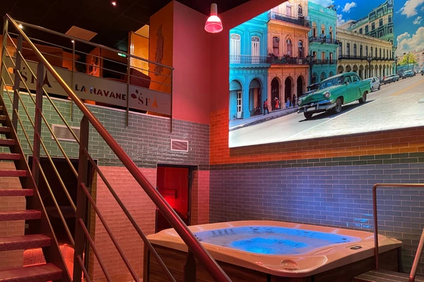 Espace spa privatif avec jacuzzi dans une ambiance chaleureuse