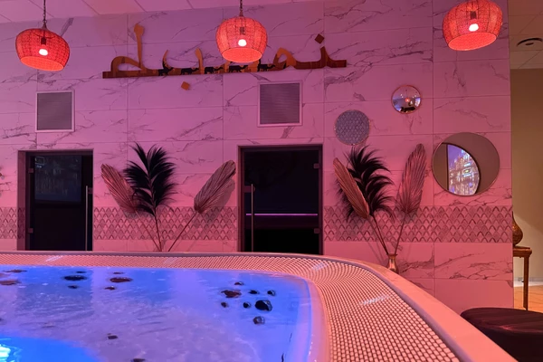 Espace de d&eacute;tente privatif avec jacuzzi, sauna et hammam