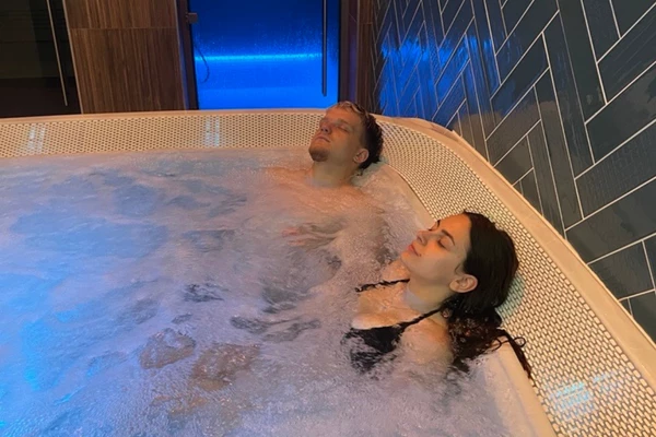 Couple profitant d'un jacuzzi privatif