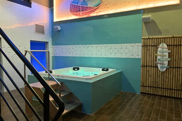 Espace de d&eacute;tente privatif avec jacuzzi, sauna et hammam