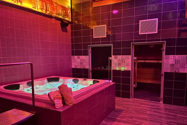 Spa privatif avec jacuzzi, sauna et hammam