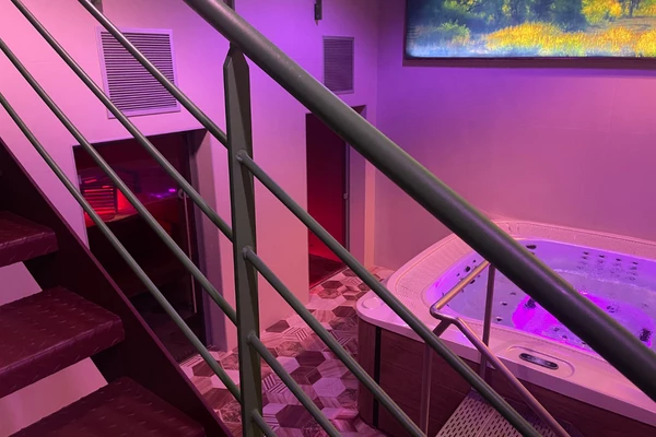 Espace spa privatif pr&eacute;par&eacute; pour un moment de d&eacute;tente