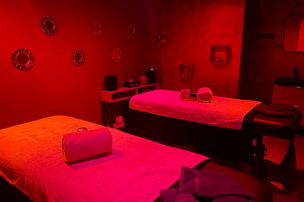 Cabine préparée pour un massage bien-être en duo